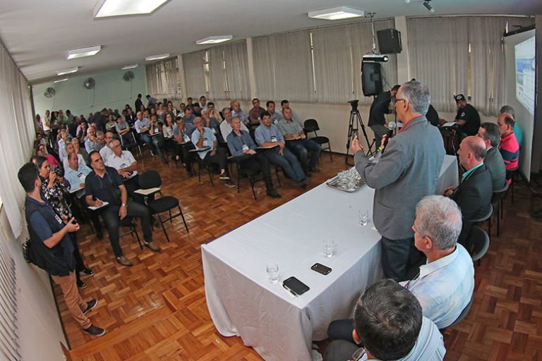 Leia mais sobre o artigo Em evento realizado pela Ampar, prefeitos se unem contra crise e falta de repasses