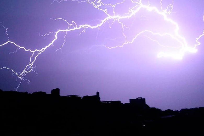 Leia mais sobre o artigo JF registra 1.275 raios na segunda-feira (A matéria fala da chuva e da falta de energia elétrica em Bicas e região)