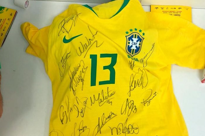 Leia mais sobre o artigo Danilo doa camisa da seleção para educandário