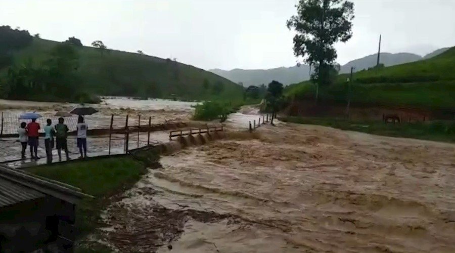 Leia mais sobre o artigo Tromba d’agua causa prejuízos e destrói pontes em Argirita; veja o vídeo