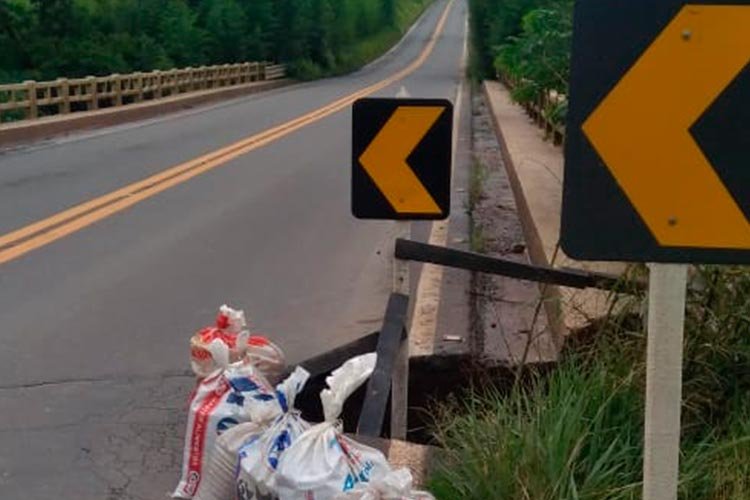 Leia mais sobre o artigo Cratera se abre na pista da BR-267, perto de Chácara