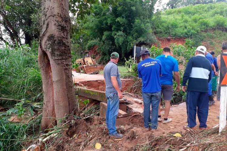 Leia mais sobre o artigo Prefeitura de Lima Duarte trabalha em acesso alternativo após interdição de estrada para Ibitipoca
