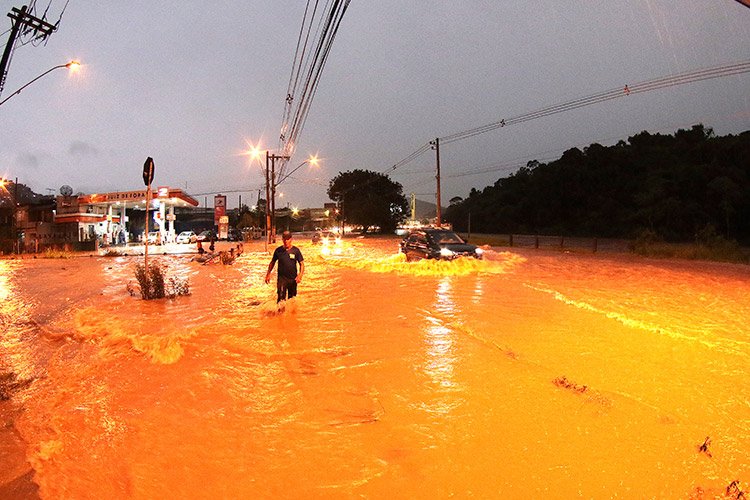 Leia mais sobre o artigo Em JF / Paraibuna transborda, e prefeito transfere gabinete para a sede da Defesa Civil