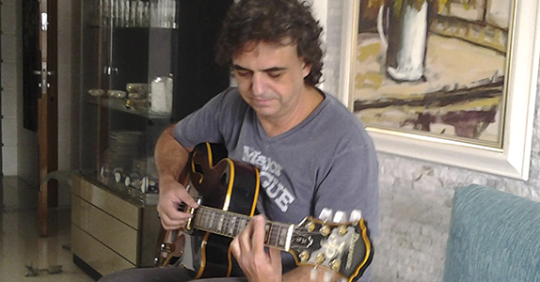 Leia mais sobre o artigo Músico Chico Curzio morre aos 62 anos