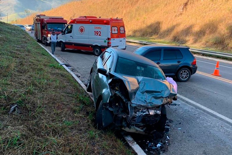 Leia mais sobre o artigo Três pessoas ficam feridas em batida na BR-267