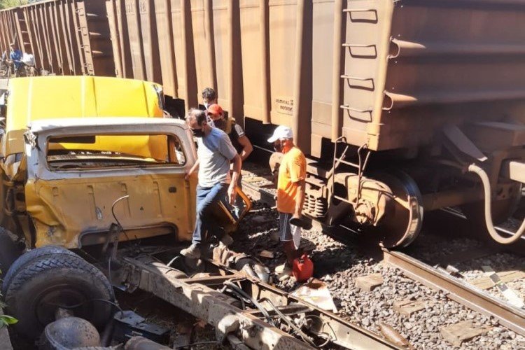 Leia mais sobre o artigo Trem atinge caminhão em Santana do Deserto; não houve feridos
