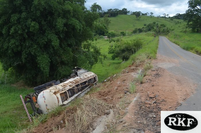 Leia mais sobre o artigo Carreta carregada com combustível tomba em Descoberto