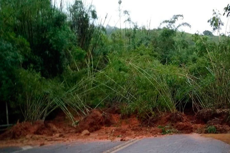 Leia mais sobre o artigo Chuva causa interdição da MG-353 próximo a Coronel Pacheco