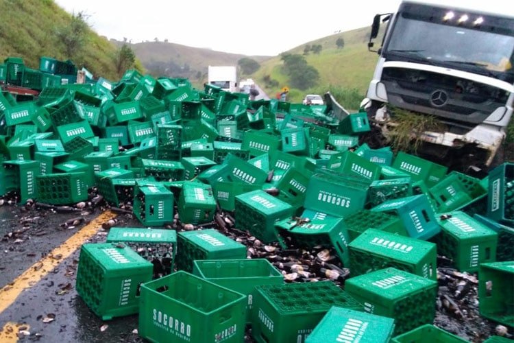 Leia mais sobre o artigo Carga de cerveja tomba e interdita trecho da BR-267 entre Bicas e Juiz de Fora