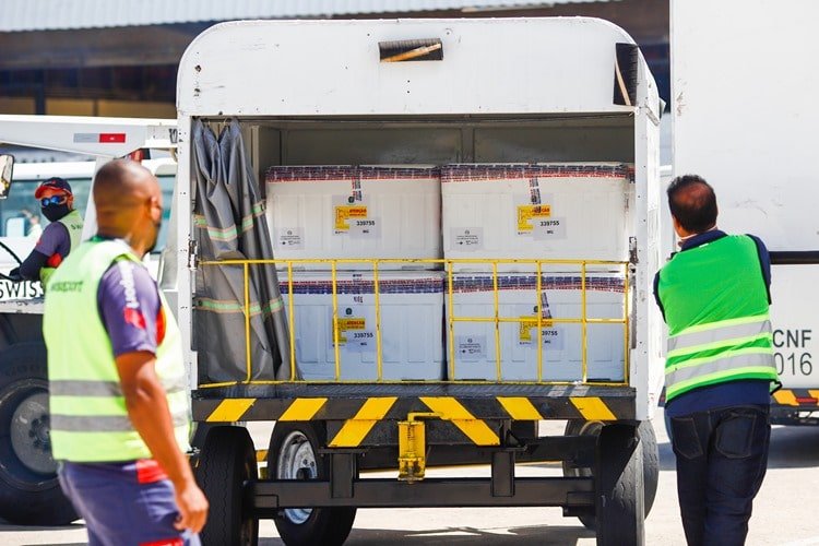 Leia mais sobre o artigo Voo com 2 milhões de doses de vacinas decola da Índia