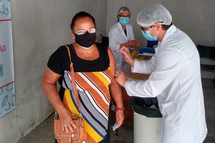 Leia mais sobre o artigo Mãe recebe vacina contra a Covid-19 do filho enfermeiro em Juiz de Fora
