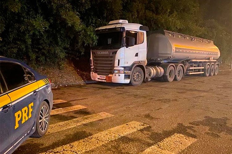Leia mais sobre o artigo Carretas com 70 mil litros de etanol são apreendidas pela PRF na BR-267