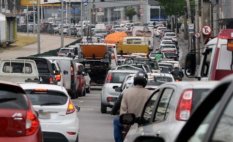 Leia mais sobre o artigo Zema afirma que vai sancionar projeto que congela valor do IPVA