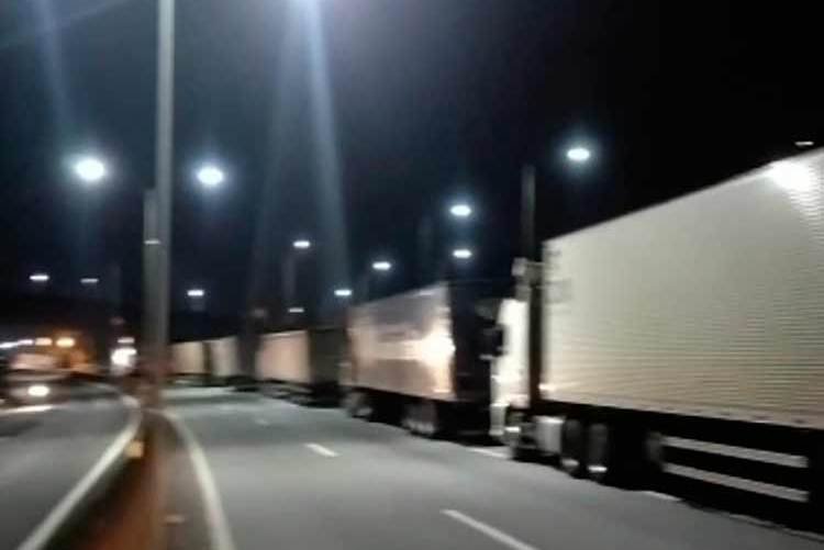 Leia mais sobre o artigo Greve de caminhoneiros não impacta tráfego nas rodovias de JF e região