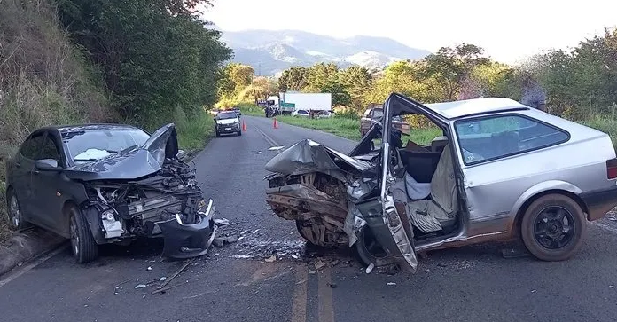 Leia mais sobre o artigo Colisão entre dois carros deixa feridos e interdita MG-126 em SJN