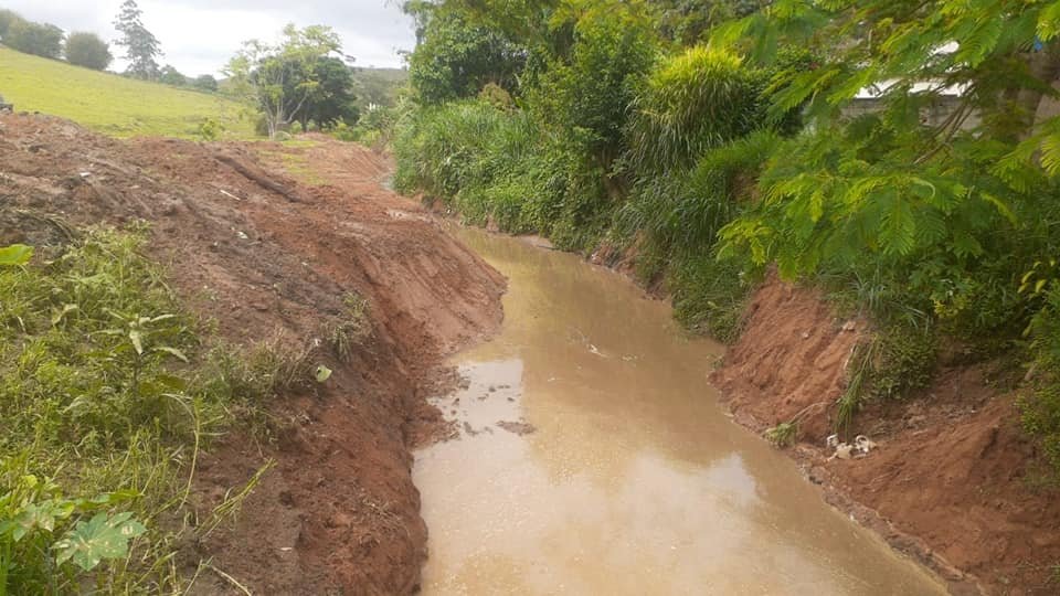 Leia mais sobre o artigo Prefeitura de Bicas realiza desassoreamento do córrego São José