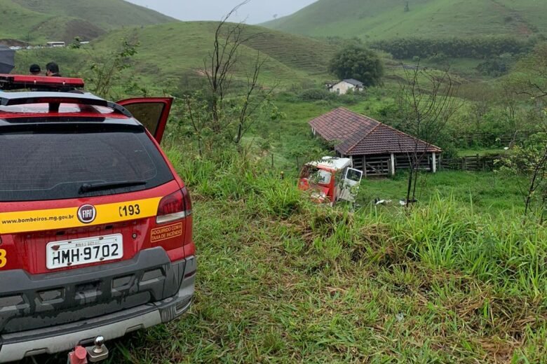 Leia mais sobre o artigo Uma pessoa morre após ônibus com pacientes de Cataguases capotar na BR-267