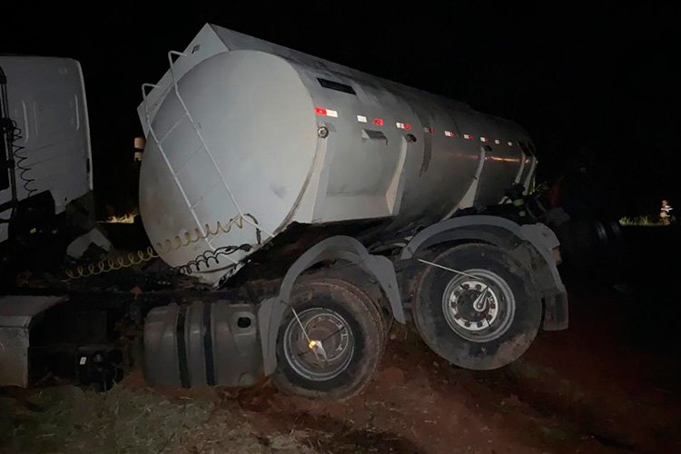 Leia mais sobre o artigo Carreta com etanol tomba e trânsito na BR-267 é parcialmente interditado