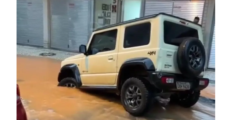 Leia mais sobre o artigo FOTOS E VÍDEOS: pedestre é arrastada durante enxurrada em Juiz de Fora; veja outros pontos de alagamentos durante forte chuva