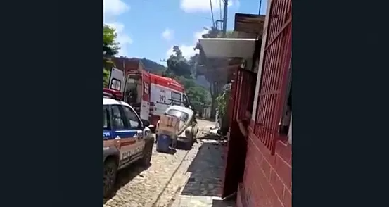 Leia mais sobre o artigo Homem surta, agride mulher, socorristas, policiais militares e acaba preso em Bicas