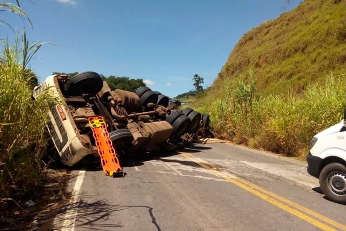 Leia mais sobre o artigo Motorista morre após tombamento de carreta