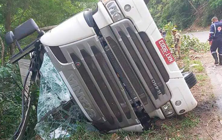 Leia mais sobre o artigo Carreta capota, e motorista fica ferido na União Indústria