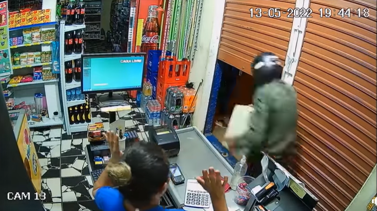 Leia mais sobre o artigo Vídeo / Mercado é assaltado por dois homens na noite de sexta-feira, 13