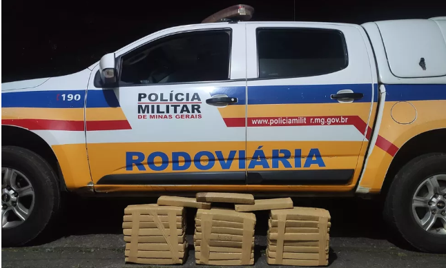 Leia mais sobre o artigo Destino / Viçosa: mais de 50 barras de maconha são apreendidas em Juiz de Fora