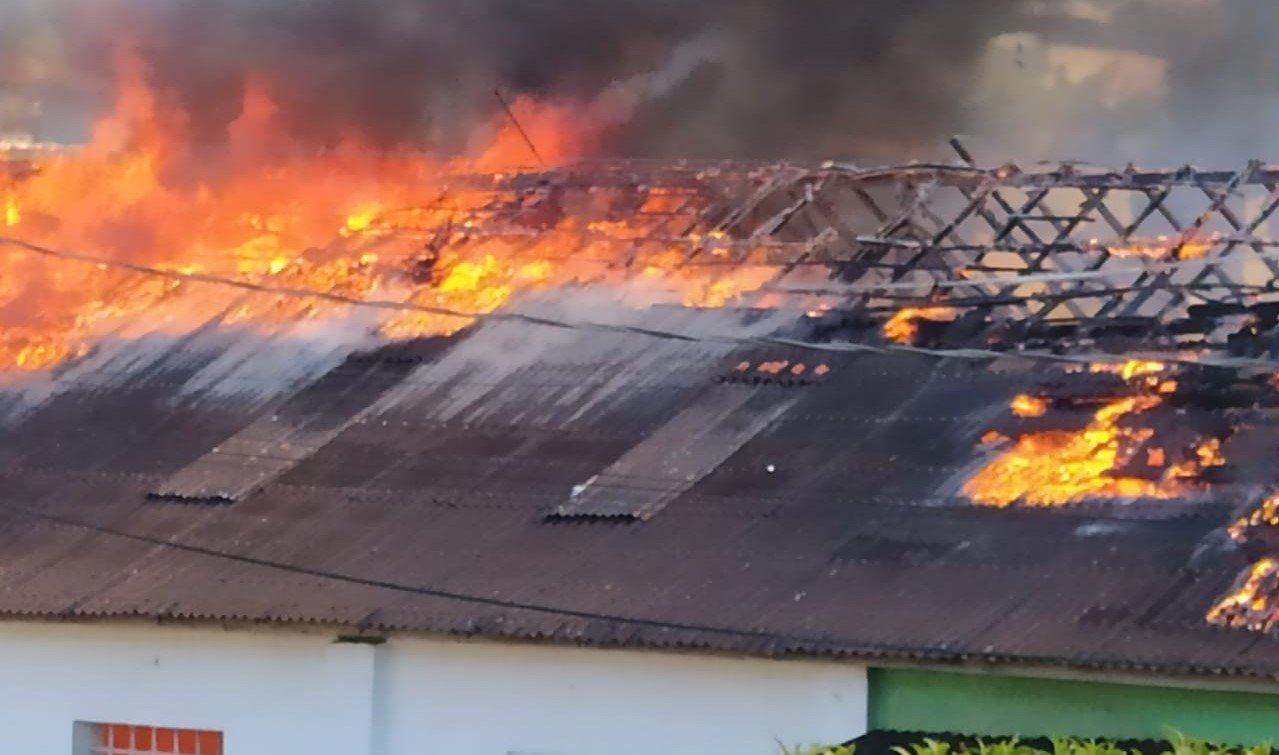 Leia mais sobre o artigo Bombeiros de Juiz de Fora são acionados para apagarem incêndio em Bicas