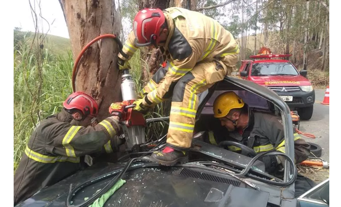 Leia mais sobre o artigo Em Miraí: três pessoas ficam feridas em acidente de carro