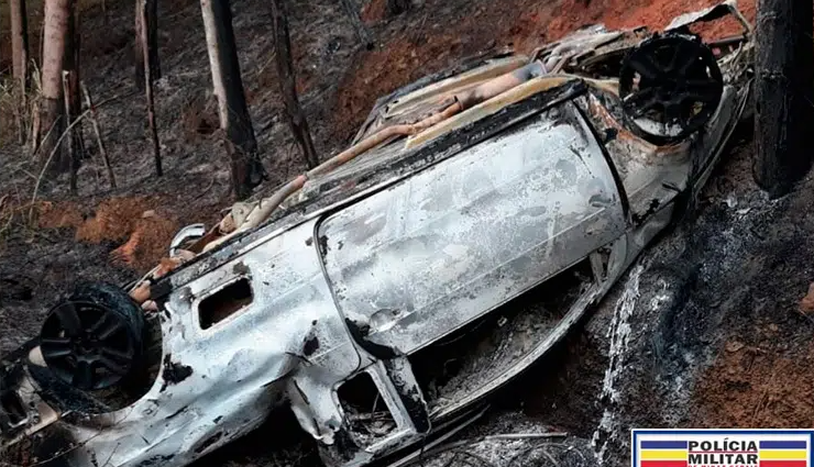 Leia mais sobre o artigo Em Bicas: veículo cai em abismo e motorista morre carbonizado