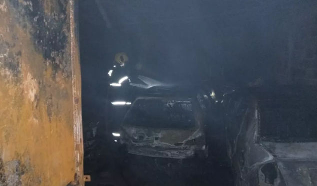 Leia mais sobre o artigo Incêndio destrói carros em galpão em Bicas