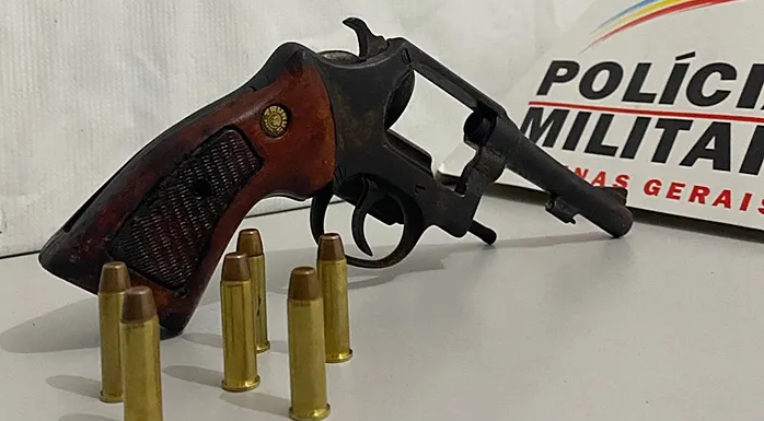 Leia mais sobre o artigo Tráfico de drogas: batida policial em Bicas apreende revólver carregado