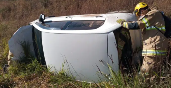 Leia mais sobre o artigo BR-267: motociclista morre depois de bater de frente com carro