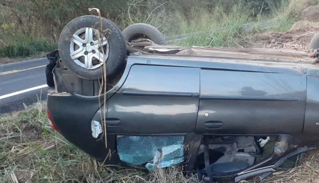 Leia mais sobre o artigo Cinco pessoas ficam feridas após capotamento de carro em Rochedo de Minas
