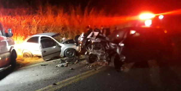 Leia mais sobre o artigo Motoristas morrem em colisão frontal entre veículos