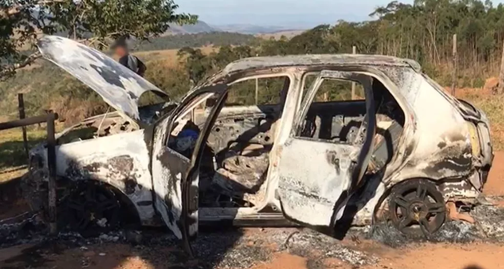 Leia mais sobre o artigo Corpo carbonizado é encontrado dentro de carro
