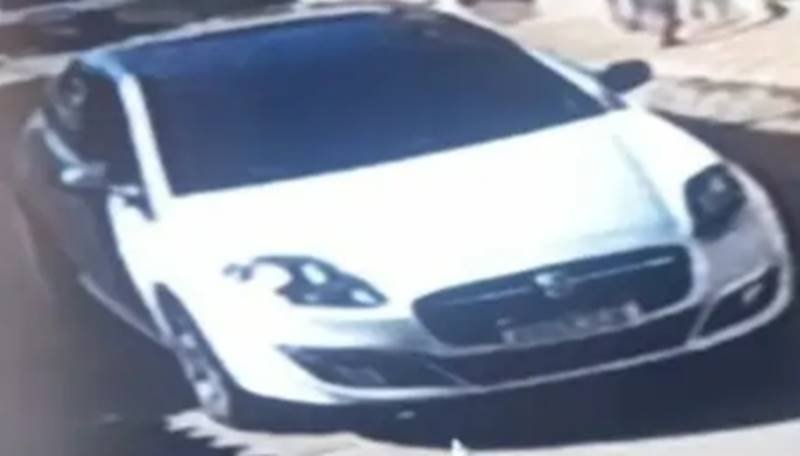 Leia mais sobre o artigo Homem sai pelado do carro e corre atrás de crianças