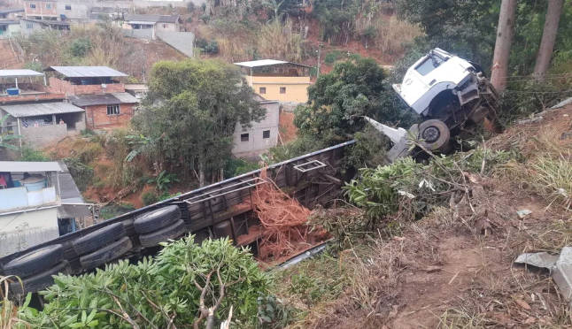 Leia mais sobre o artigo Carreta cai numa ribanceira na BR-267, em Guarará