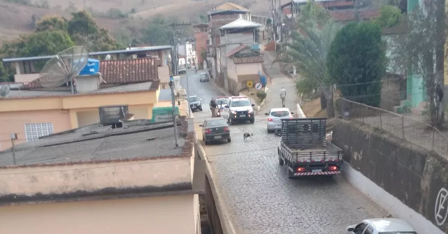 Leia mais sobre o artigo Em Rochedo de Minas, bandidos armados invadem e roubam mercadorias e dinheiro em mercado