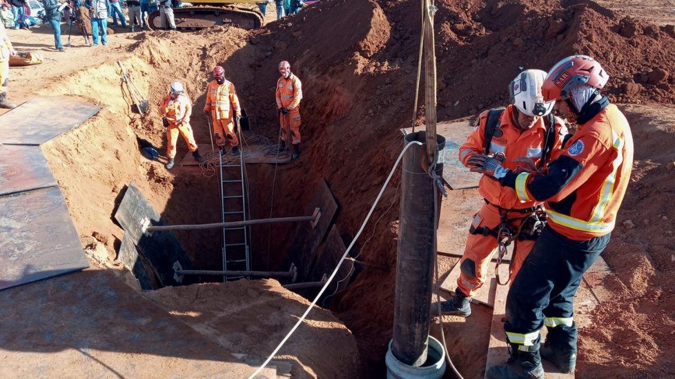 Leia mais sobre o artigo Menino morre depois de ser resgatado de uma vala de oito metros