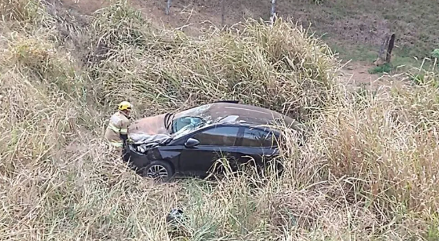 Leia mais sobre o artigo Carro cai em precipício e deixa avó e neto feridos