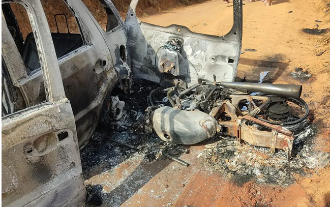 Leia mais sobre o artigo Após colidirem de frente, carro e moto pegam fogo