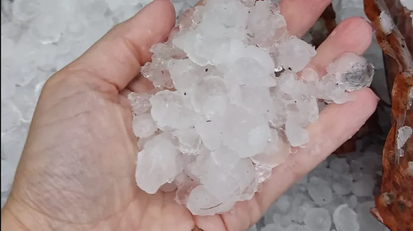 Leia mais sobre o artigo ZONA DA MATA / VÍDEOS: chuva de ‘gelo’ impressiona moradores de MG e viraliza nas redes