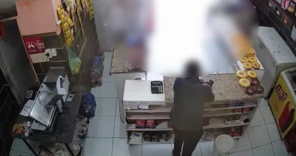 Leia mais sobre o artigo Vídeo mostra momento em que homem é morto a tiros dentro de padaria
