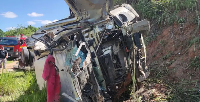 Leia mais sobre o artigo Mulher morre, e criança é jogada para fora de caminhão em grave acidente
