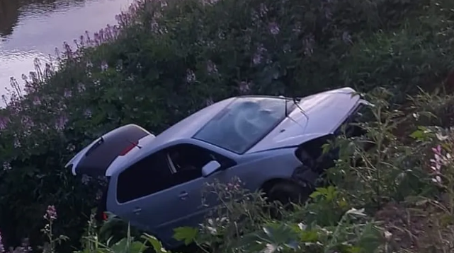 Leia mais sobre o artigo Carro tomba, cai no rio, e motorista morre