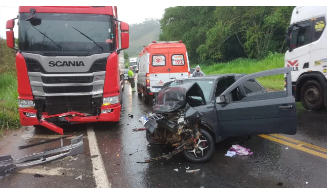Leia mais sobre o artigo Carro bate em caminhão, mata mulher e fere marido e filha