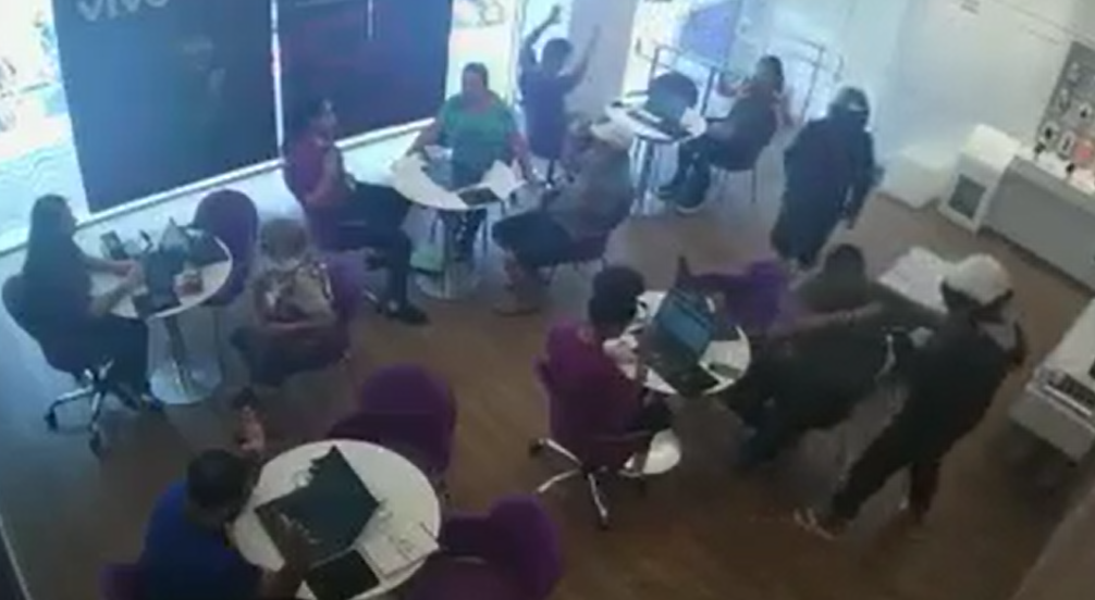 Leia mais sobre o artigo Vídeo: Em Ubá, dupla assalta loja de celular e foge de moto
