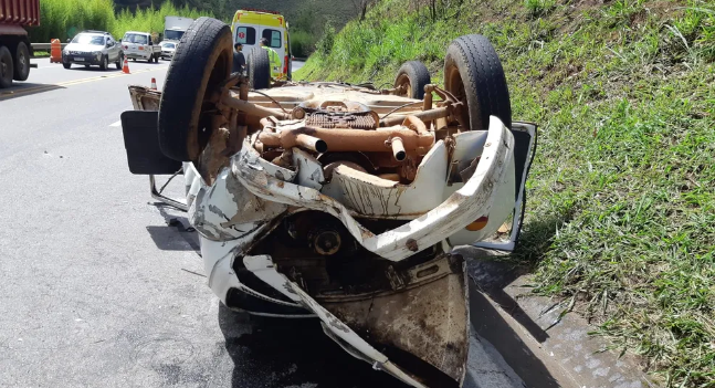Leia mais sobre o artigo Mulher morre em colisão entre fusca e carreta